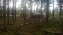 Teltta komeasti pystyssä kankaalla